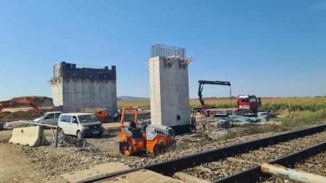 Stadiul lucrărilor la centura Oșorhei: Se montează grinzile pe primul pod al șoselei (FOTO)