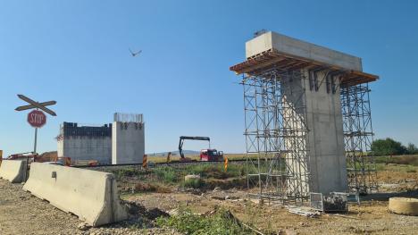 Stadiul lucrărilor la centura Oșorhei: Se montează grinzile pe primul pod al șoselei (FOTO)