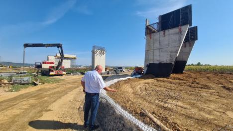 Stadiul lucrărilor la centura Oșorhei: Se montează grinzile pe primul pod al șoselei (FOTO)