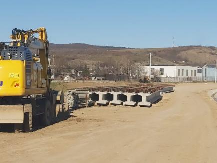 Bolojan, despre centura Aleșd: Ne propunem să finalizăm lucrările în toamnă. Nu putem lucra pe o porțiune din cauza proceselor (FOTO)