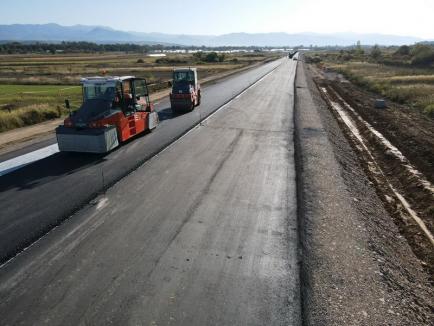 Primul strat de asfalt pe centura Beiuș. În primăvară se va circula pe noua șosea, spune Bolojan (FOTO)