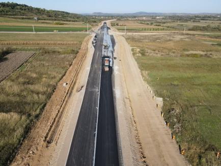 Primul strat de asfalt pe centura Beiuș. În primăvară se va circula pe noua șosea, spune Bolojan (FOTO)