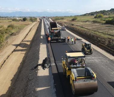 Primul strat de asfalt pe centura Beiuș. În primăvară se va circula pe noua șosea, spune Bolojan (FOTO)