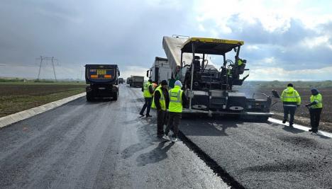 A început turnarea asfaltului pe Centura Oșorhei (FOTO)