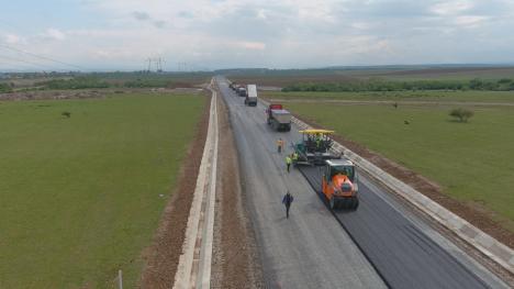 A început turnarea asfaltului pe Centura Oșorhei (FOTO)