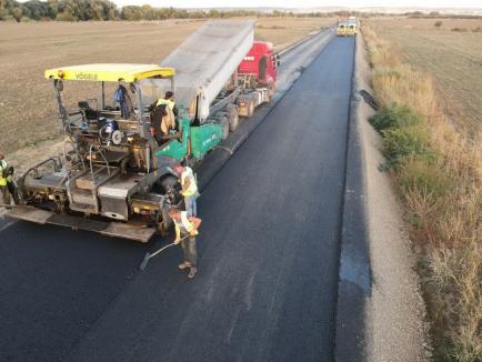 Primul strat de asfalt și pe centura Sântandrei. Bolojan: în primăvară va fi deschisă circulației (FOTO)