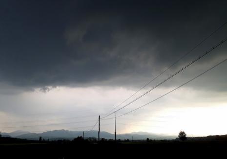 Avertizare meteo imediată: COD PORTOCALIU de furtuni în Bihor
