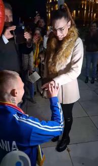 VIDEO / „Vreau să-i dovedesc cât de mult o iubesc”. Golgheterul campionatului mondial de minifotbal și-a cerut iubita în căsătorie, în Piața Unirii din Oradea, în fața camerelor TV