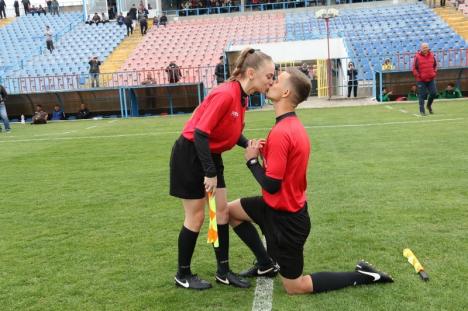 Scenă inedită în Oradea: Un arbitru şi-a cerut iubita în căsătorie chiar pe stadion! (FOTO / VIDEO)