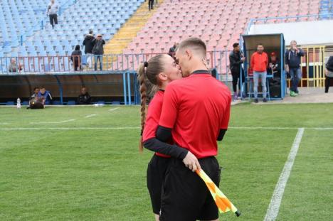 Scenă inedită în Oradea: Un arbitru şi-a cerut iubita în căsătorie chiar pe stadion! (FOTO / VIDEO)