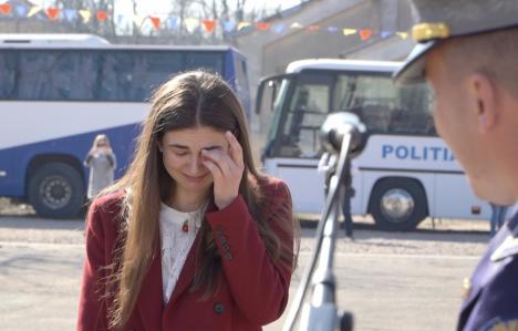 FOTO/VIDEO: Scene emoționante în Oradea, la festivitatea de absolvire a Școlii de pregătire a agenților de frontieră: un polițist și-a cerut iubita în căsătorie