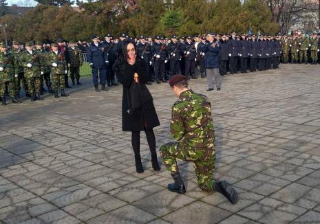 Moment emoţionant la festivităţile de Ziua Naţională, la Oradea: Un tânăr militar şi-a cerut iubita în căsătorie! (FOTO / VIDEO)