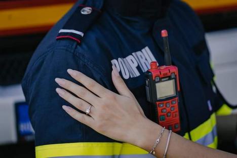 Cerere în căsătorie de Ziua Pompierilor, în Bihor. Comandantul staţiei Ştei şi-a surprins iubita cu un inel şi un buchet de flori (FOTO)