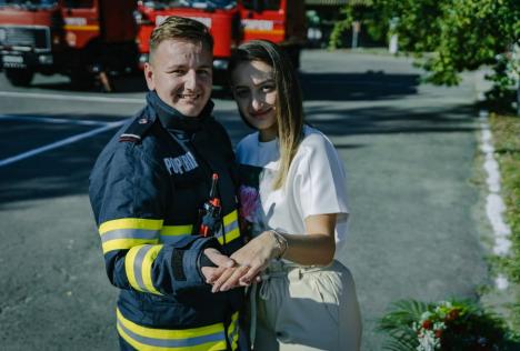 Cerere în căsătorie de Ziua Pompierilor, în Bihor. Comandantul staţiei Ştei şi-a surprins iubita cu un inel şi un buchet de flori (FOTO)