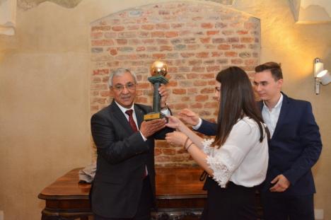 Oradea a primit trofeul 'Mărul de Aur' din partea Federaţiei Internaţionale a Jurnaliştilor şi Scriitorilor de Turism (FOTO) 