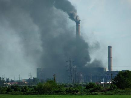 Vinerea neagră la CET: Centrala împrăştie fum dens peste Oradea (FOTO/VIDEO)