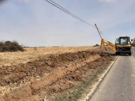 Curăţenie fără autonomie: Primarul maghiar din Cetariu nu s-a dat în lături de la curăţarea drumurilor (FOTO)