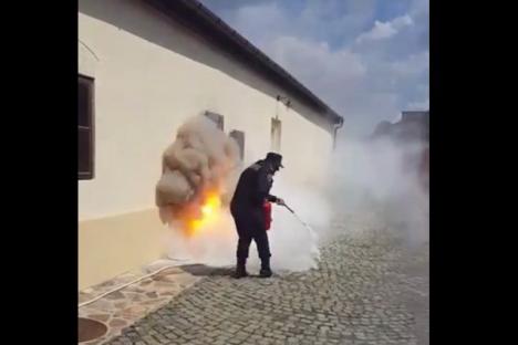 Pericol de incendiu, la Cetate. O priză a luat foc şi a pârjolit peretele unei clădiri din fortăreaţă (VIDEO)