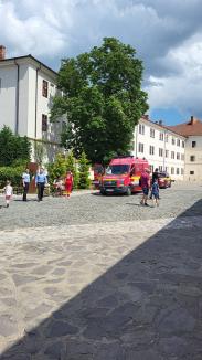 Spaimă în Cetatea Oradea: O rafală puternică de vânt a ridicat tobogane gonflabile de la sol. Șase copii au avut nevoie de îngrijiri medicale (FOTO/VIDEO) 