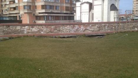 Semne de surpare: Probleme într-una din zonele reabilitate din Cetatea Oradea (FOTO)