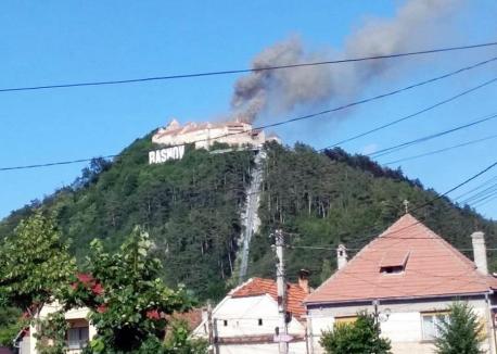 Arde cetatea Râşnov! Vizitatorii au fost evacuaţi după ce un incendiu a cuprins acoperişul unei laturi aflate în reabilitare (VIDEO)