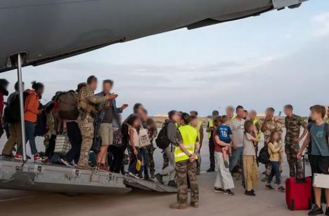 Evacuaţi din Sudan: Nouă români au fost scoşi din ţara în care a început un conflict armat