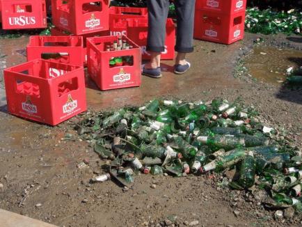 Zeci de lăzi cu bere sparte pe şosea, după ce prelata unui TIR s-a desprins, într-un sens giratoriu (FOTO)
