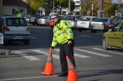 Accident în centru: Un motociclist a intrat din plin într-un Matiz care a trecut pe galben (FOTO)