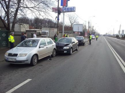 Carambol pe Clujului: Un Passat care mergea cu viteză a intrat într-o Skoda Octavia, care a izbit apoi o Skoda Fabia (FOTO)
