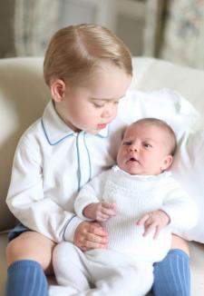 Primele fotografii cu prinţul George ţinându-şi sora în braţe (FOTO)
