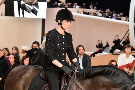 Prinţesă pe cal. Charlotte Casiraghi a deschis show-ul Chanel călărind pe podium (FOTO / VIDEO)