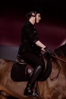 Prinţesă pe cal. Charlotte Casiraghi a deschis show-ul Chanel călărind pe podium (FOTO / VIDEO)