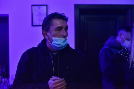Managerul Spitalului Beiuș, prins de BIHOREANUL făcând chef cu subalternii, în plină pandemie de Covid! Intervenția polițiștilor (FOTO / VIDEO)