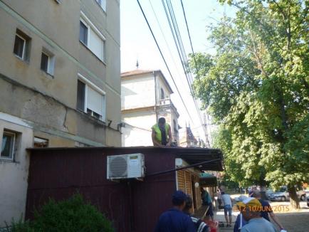 AIO a desfiinţat un chioşc ilegal pentru a reabilita un bloc din strada Armatei Române