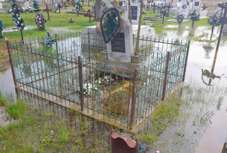 Într-un cimitir din Bihor bălteşte apa după fiecare ploaie (FOTO)
