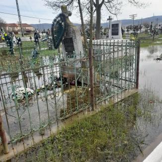 Într-un cimitir din Bihor bălteşte apa după fiecare ploaie (FOTO)