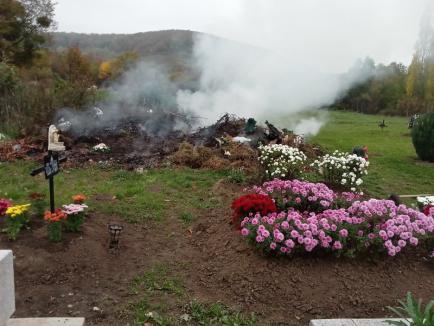 Halloween de Lugaș: În cimitirul din satul Urvind coroanele din plastic și gunoaiele sunt arse lângă morminte (FOTO)