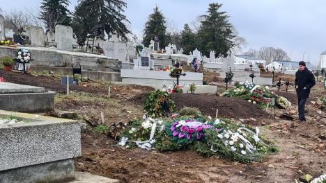 Noroaie pe veci: În noua parcelă din Cimitirul municipal noroaiele sunt până la glezne (FOTO)