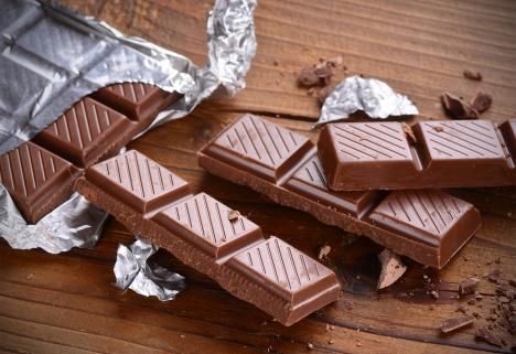 Hoţ de dulciuri: Un bărbat a încercat să fure peste 9 kilograme de ciocolată dintr-un supermarket din Oradea