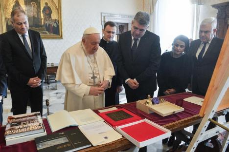 Marcel Ciolacu, primit de Papa Francisc la Vatican. Premierul i-a dus în dar produse românești (FOTO)