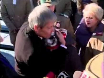 Gest emoţionant: Premierul Cioloş, în braţe cu copiii militarilor ucişi în Afganistan (VIDEO)