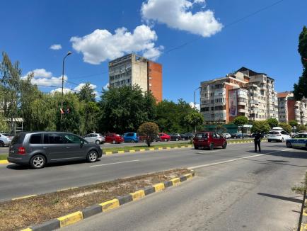Incident bizar pe Bulevardul Dacia, în Oradea: O şoferiţă prinsă că a parcat neregulamentar s-a baricadat în maşină şi a refuzat să iasă (FOTO/VIDEO)