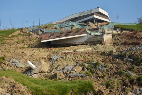 Constructorii încep lucrările de reamenajare a dealului Ciuperca după alunecările de teren