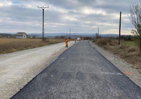 Se toarnă asfalt pe drumul dintre Oșorhei și Copăcel. Investiția va fi cofinanțată din fonduri europene (FOTO)