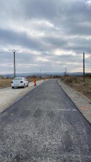 Se toarnă asfalt pe drumul dintre Oșorhei și Copăcel. Investiția va fi cofinanțată din fonduri europene (FOTO)