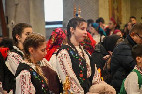 Au adus colindele în Oradea: Sute de elevi din Bihor au colindat prin centrul Oradiei (FOTO)