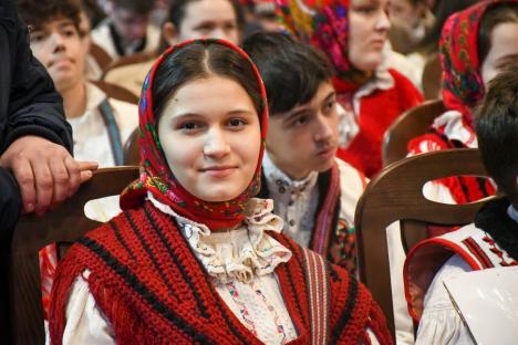 Au adus colindele în Oradea: Sute de elevi din Bihor au colindat prin centrul Oradiei (FOTO)