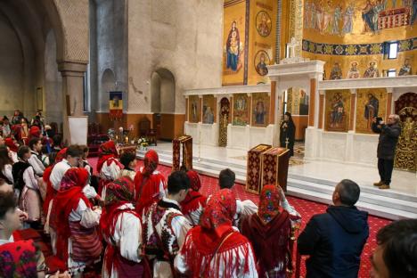 Au adus colindele în Oradea: Sute de elevi din Bihor au colindat prin centrul Oradiei (FOTO)