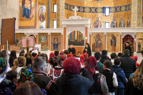 Au adus colindele în Oradea: Sute de elevi din Bihor au colindat prin centrul Oradiei (FOTO)