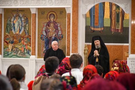 Au adus colindele în Oradea: Sute de elevi din Bihor au colindat prin centrul Oradiei (FOTO)